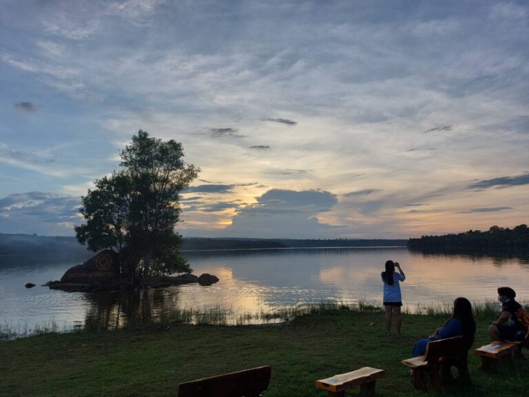 Kwanklao next to Chomtawan lake